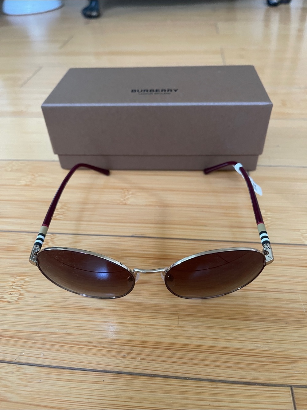 NWT Women Burberry Gold Frame Sunglasses Brown Gradient Lenses Burgundy Temples